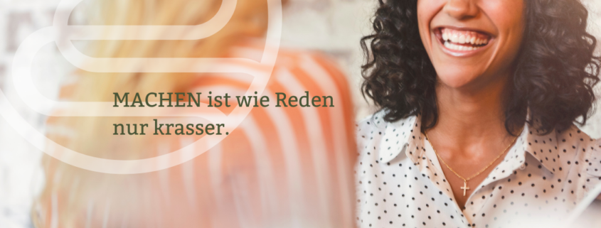2 Frauen, die lachen mit miteinander reden
