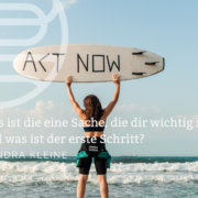 Titelbild zum Blog Vorsätze und Richtung_Frau mit Surfbrett zu sehen, auf dem ACT NOW zu lesen ist