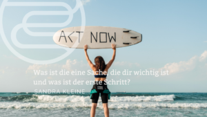 Titelbild zum Blog Vorsätze und Richtung_Frau mit Surfbrett zu sehen, auf dem ACT NOW zu lesen ist