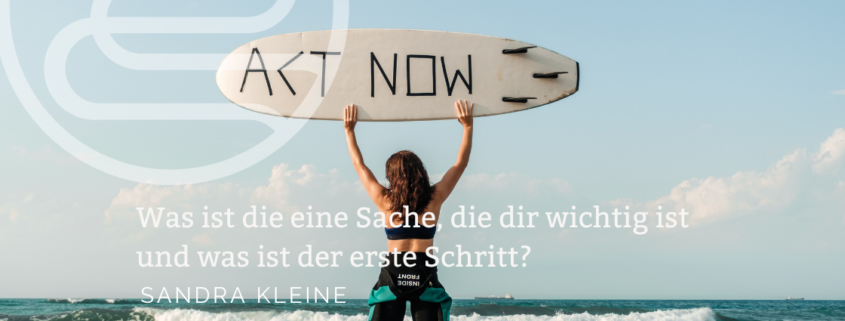 Titelbild zum Blog Vorsätze und Richtung_Frau mit Surfbrett zu sehen, auf dem ACT NOW zu lesen ist