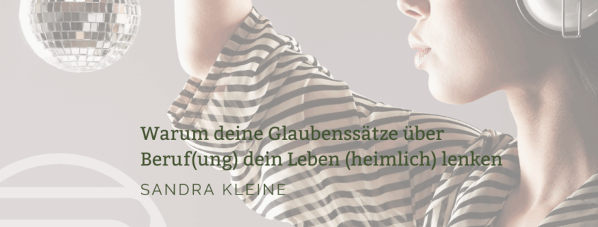 Frau mit Kopfhlrern, seitlich zu sehen, schaut auf Diskokugel