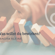 Wirkung: Mit der Hand Dominosteine stoppen