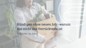 Kündigen ohne neuen Job Titelbild - Frau mit Umzugskiste im Büro