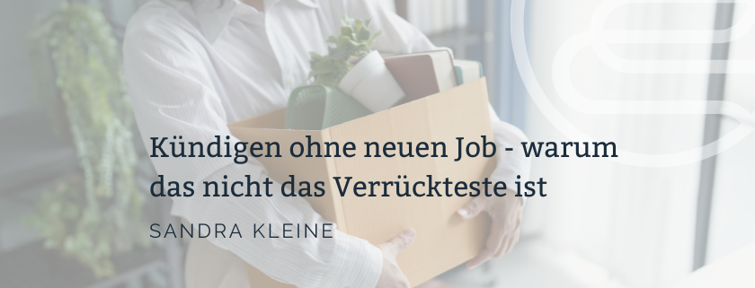 Kündigen ohne neuen Job Titelbild - Frau mit Umzugskiste im Büro