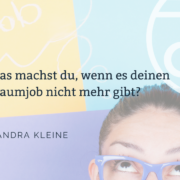 060_Traumjob weg Frau schauf nach oben, Job steht im Gedankenblase