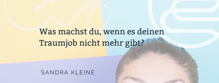 Frau schauf nach oben, Job steht im Gedankenblase